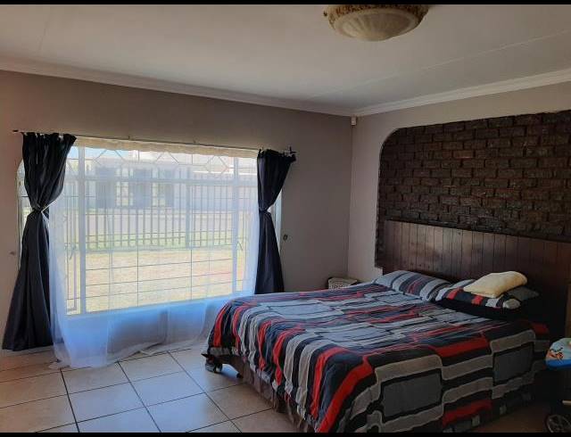 3 BEDROOM HOUSE FOR SALE IN STRUISBULT